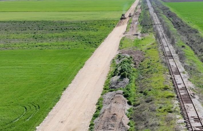 Συνεχίζονται οι εργασίες ασφαλτόστρωσης του αγροτικού δρόμου που συνδέει τη Χάλκη με τη Μελία  